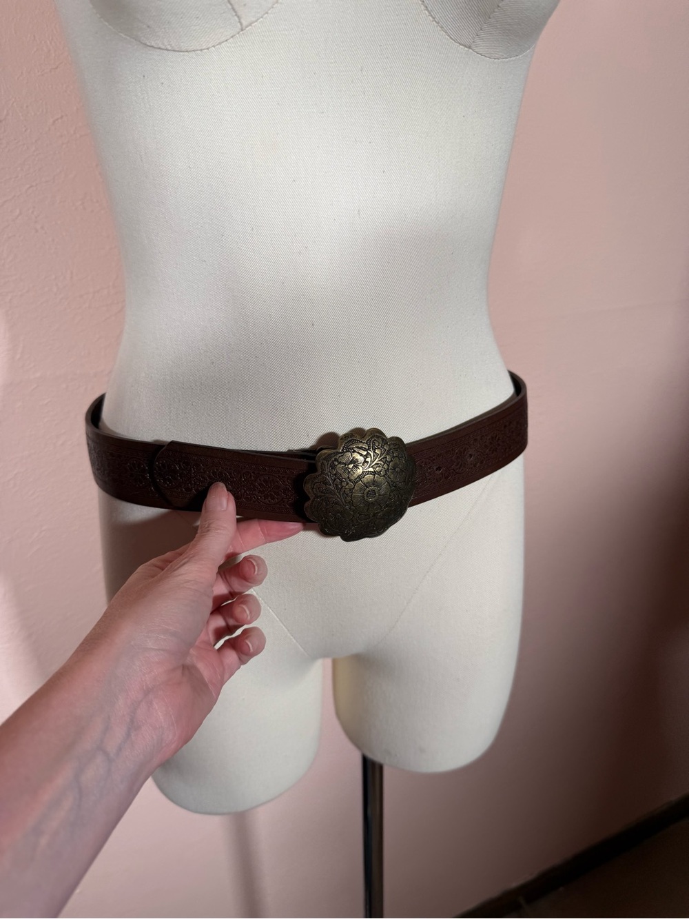 Garnet hill southwestern tooled leather oversized brass flower buckle belt - Picture 5 of 16